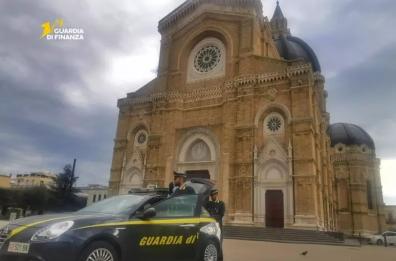 Stornarella, trattenevano parte della paga dei braccianti: arrestati due coniugi