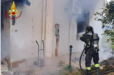Tuturano, crolla il solaio dopo un incendio in un'abitazione: si cerca un anziano