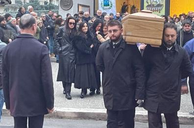 Putignano piange Claudio Salamida, l'operaio di 47 anni morto in un incidente sul lavoro all'ex Ilva. I FUNERALI FOTO