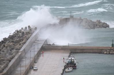Il ciclone Harry sfiora la Puglia: violenta mareggiata a Santa Maria di Leuca, allerta gialla in tutta la regione