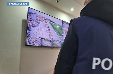 Taranto, arrestato spacciatore 31enne. Aveva in casa una sala controllo di 8 telecamere