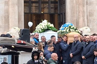 Acquaviva delle Fonti piange Gianvito e Denise: l&rsquo;ultimo saluto ai fidanzatini morti nell&rsquo;incidente sulla SP83