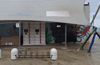 Bari, fiamme nel chiosco di Pane e Pomodoro: un senzatetto voleva proteggersi dal freddo