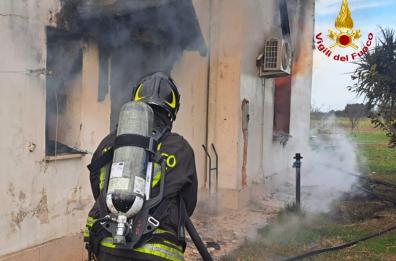 Tuturano, 87enne morto sotto le macerie dopo un incendio: si indaga per omicidio colposo