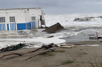 Basilicata, i lidi della costa ionica inghiottiti dalle mareggiate: «dichiarare lo stato di calamità» Basilicata, i lidi della costa ionica inghiottiti dalle mareggiate: «dichiarare lo stato di calamità»