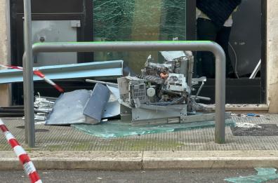 Nuovo assalto a un bancomat in Puglia: boato nella notte a Bitonto, banda della marmotta fugge con il bottino FOTO Nuovo assalto a un bancomat in Puglia: boato nella notte a Bitonto, banda della marmotta fugge con il bottino FOTO