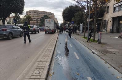 Foggia, uomo ha un malore mentre guida e invade la pista ciclabile per 30 metri: in ospedale VIDEO