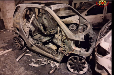 Giovinazzo, le fiamme distruggono tre autovetture parcheggiate. Danni alle facciate di due palazzi FOTO