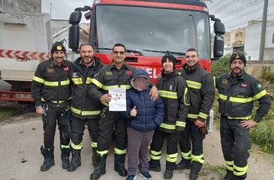 Brindisi, vigili del fuoco in azione per il maltempo. E un bambino li ringrazia. &laquo;Ci scioglie il cuore&raquo;