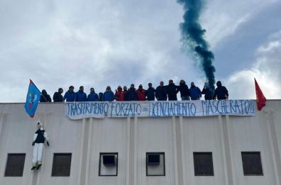 Vestas, la protesta sul tetto del sito a Taranto: &laquo;Trasferimento forzato=licenziamento mascherato&raquo;