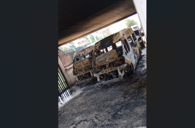 Bari, incendio nella notte al rione San Paolo: bruciate davanti alla parrocchia tre ambulanze di un'associazione