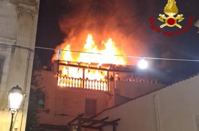 Rutigliano, fiamme in una mansarda in legno nel centro storico: evacuate famiglie della casa adiacente Rutigliano, fiamme in una mansarda in legno nel centro storico: evacuate famiglie della casa adiacente