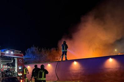Ugento, auto avvolta dalle fiamme in via San Rocco: l'incendio nella notte Ugento, auto avvolta dalle fiamme in via San Rocco: l'incendio nella notte
