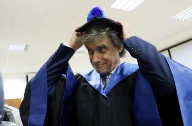 Bari, ad Alberto Angela la laurea ad honorem in Veterinaria: &laquo;In Puglia sensazioni incredibili. Entri in masseria e c'&egrave; la storia&raquo; VIDEO