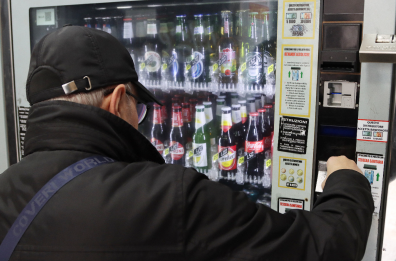 Bari, alla macchinetta automatica h24 del rione Libertà le birre erogate senza bisogno di documento Bari, alla macchinetta automatica h24 del rione Libertà le birre erogate senza bisogno di documento