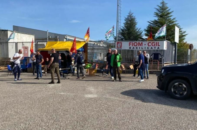 Gli operai dell&rsquo;indotto Stellantis in presidio davanti al Mimit