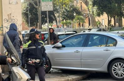 Bari, incidente tra via Carulli e piazza Balenzano: due pedoni salvi per miracolo, feriti i conducenti