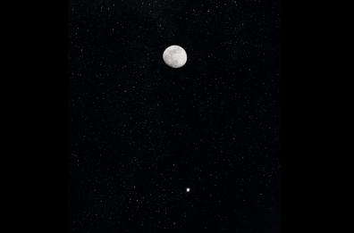 Un &laquo;bacio astronomico&raquo; tra Giove e la Luna incanta il cielo di Monopoli