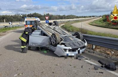 Mesagne, incidente su rampa di raccordo della SS7: auto contro guardrail e si ribalta