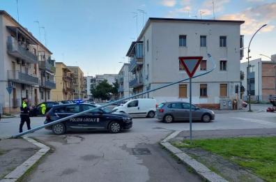 Foggia, palo della luce crolla in una delle strade pi&ugrave; trafficate: nessun danno