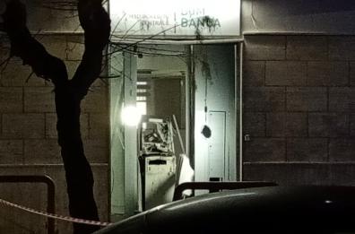 Doppia esplosione nella notte a Margherita di Savoia: «banda della marmotta» assale bancomat e fugge con il bottino Doppia esplosione nella notte a Margherita di Savoia: «banda della marmotta» assale bancomat e fugge con il bottino