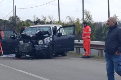 Incidente mortale sulla Casarano-Taurisano: scontro tra auto e camion dei rifiuti, morta una 41enne di Aradeo VIDEO