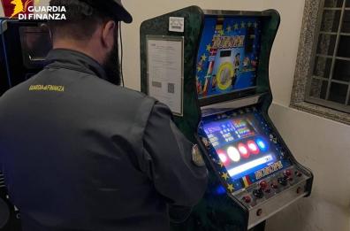 Lecce, videogiochi illegali in una sala: sequestrati cinque apparecchi