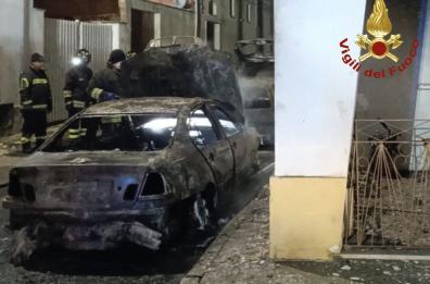 Neviano, auto in fiamme di notte: danneggiata anche un'abitazione