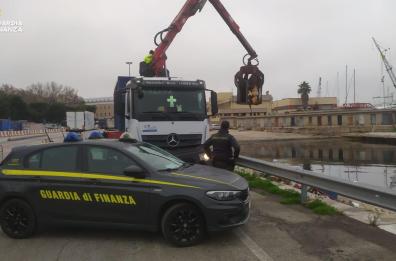 Bari, rimosse otto barche e reti abusive abbandonate nel porto VIDEO