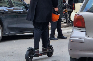 Bari, quei pirati della strada sul monopattino: contromano, col passeggero o i pacchi,  in pochi rispettano le regole