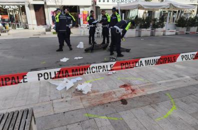 Foggia, scontro tra monopattini in piazza Giordano: due ragazzi in codice rosso VIDEO