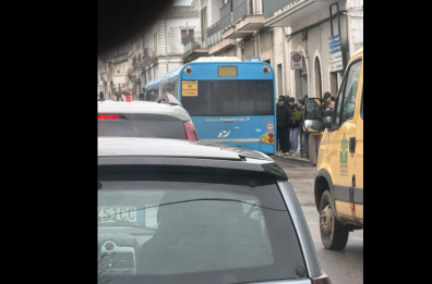 Locorotondo, bus guasto 70 studenti a terra e traffico in tilt: &laquo;Altro disservizio di Ferrovie del Sudest&raquo; 