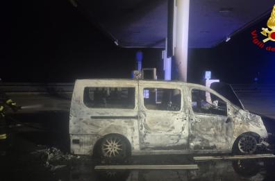 Grumo, distributore di carburante prende fuoco sulla statale: pulmino distrutto dalle fiamme, nessun ferito