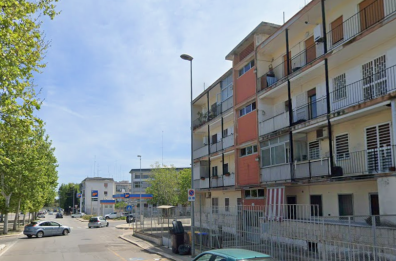 Bari, spari contro un gruppo di ragazzi alle 4 del mattino: 20enne ferito a colpi di pistola da un&rsquo;auto in corsa