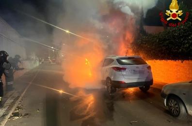 Brindisi, auto in fiamme nella notte in via Carnia