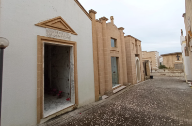 Alliste, raid nel cimitero comunale: rubate le porte delle cappelle