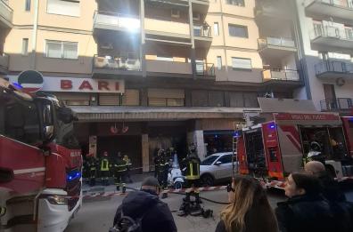 Bari, paura in via Carulli: frigorifero prende fuoco al secondo piano, palazzo evacuato VIDEO