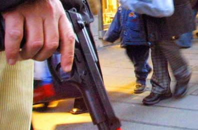 Salento, a 13 anni va a scuola con una pistola giocattolo: denunciato il padre per porto abusivo di armi Salento, a 13 anni va a scuola con una pistola giocattolo: denunciato il padre per porto abusivo di armi