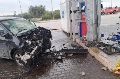 Maltempo e asfalto viscido, auto contro una colonnina di carburante sulla SS16