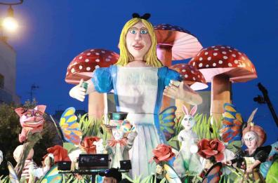 Storico Carnevale di Gallipoli: colori, carri allegorici e tradizione popolare fino al 17 febbraio Storico Carnevale di Gallipoli: colori, carri allegorici e tradizione popolare fino al 17 febbraio