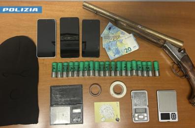 Torre Vado, spacciatore scambia dei poliziotti per clienti: arrestati 33enne e una 26enne Torre Vado, spacciatore scambia dei poliziotti per clienti: arrestati 33enne e una 26enne