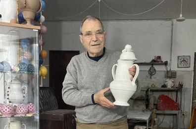 Grottaglie, a 89 anni va in pensione l&rsquo;ultimo dei maestri ceramisti: &laquo;Ma non mi fermo&raquo;