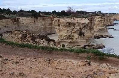 Maltempo, si sbriciola in mare l'arco di Sant'Andrea: &laquo;Un colpo al cuore&raquo;. Era uno dei tratti di costa pi&ugrave; iconici del Salento
