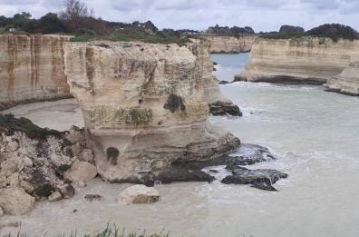 Ricostruire un memoriale dell&rsquo;Arco dell&rsquo;Amore: l&rsquo;idea di un architetto salentino dopo il crollo. E scrive a Decaro e Meloni