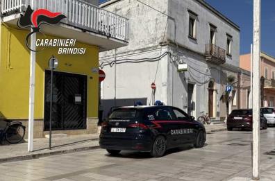 Brindisi, un tirapugni fra i banchi di scuola: denunciato studente 15enne