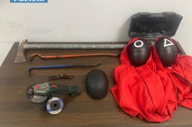 Lecce, sorpresi a rubare nell'istituto agrario con la maschera di Squid Game: arrestato un 19enne. Forse &egrave; della banda dei raid nelle scuole