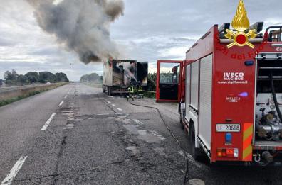 Camion prende fuoco sulla Brindisi-Lecce: non ci sono feriti, strada bloccata Camion prende fuoco sulla Brindisi-Lecce: non ci sono feriti, strada bloccata