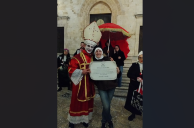 A Putignano la processione di cardinali, preti, chierichetti celebra l'estrema unzione del Carnevale
