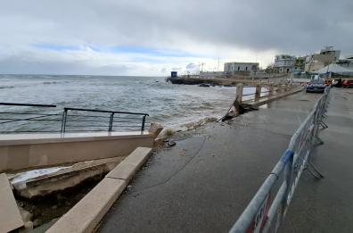 Bari, nella notte cede una parte del lungomare di Torre a Mare Bari, nella notte cede una parte del lungomare di Torre a Mare