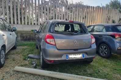 Paura per il maltempo a Lecce, palo della luce abbattuto dal vento centra un’auto Paura per il maltempo a Lecce, palo della luce abbattuto dal vento centra un’auto